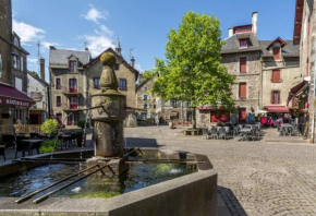 Grande maison dans la cité médiévale de Besse